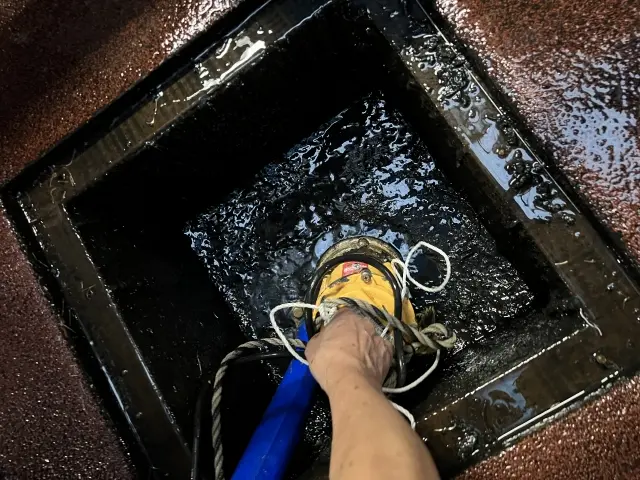 排水・汚水ポンプの修理作業