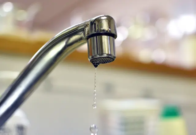 蛇口の水漏れ修理作業