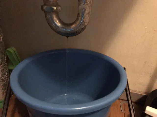 キッチンの激しい水漏れ