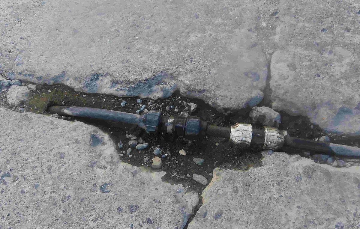 地面の下の配管からの水漏れ