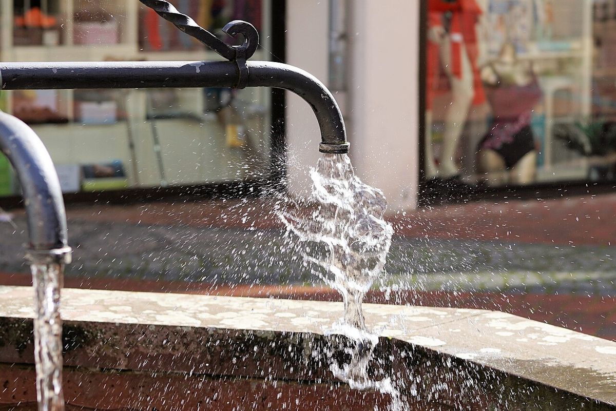 蛇口から流れる水